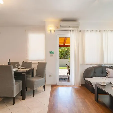 Apartment With Parking Space Supetar, Brac - 16923 Supetar