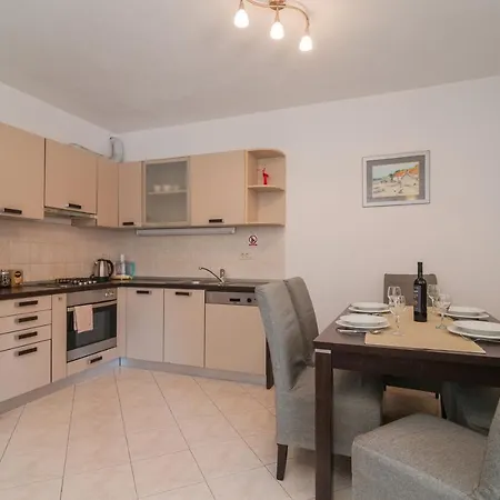 Apartment With Parking Space Supetar, Brac - 16923 Supetar